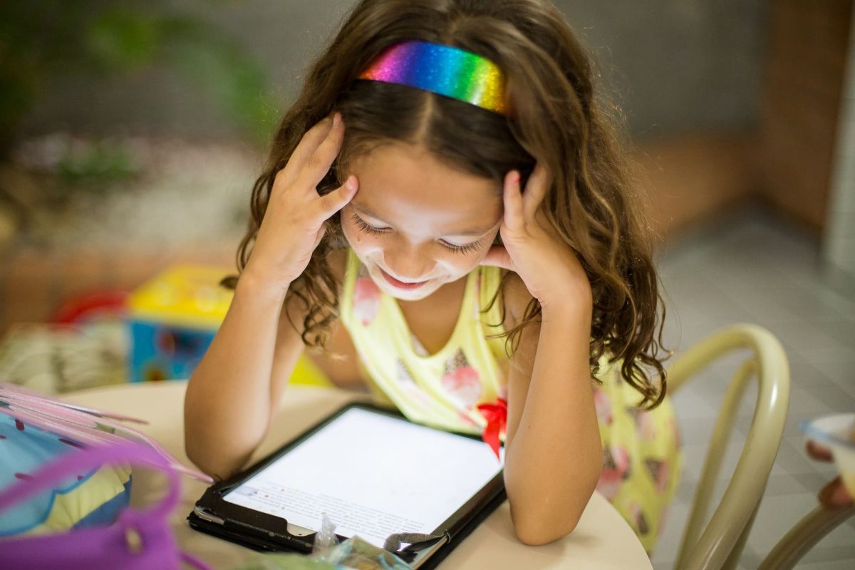 cyber course kids girl on tablet